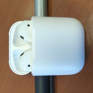 🎧 Apple AirPods (2nd Generation)
